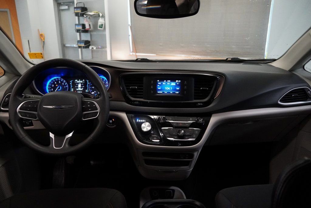 Used 2017 Chrysler Pacifica Touring Plus image 9