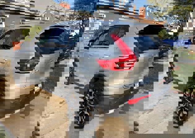 Used 2023 Volvo XC40 B5 Ultimate image 2