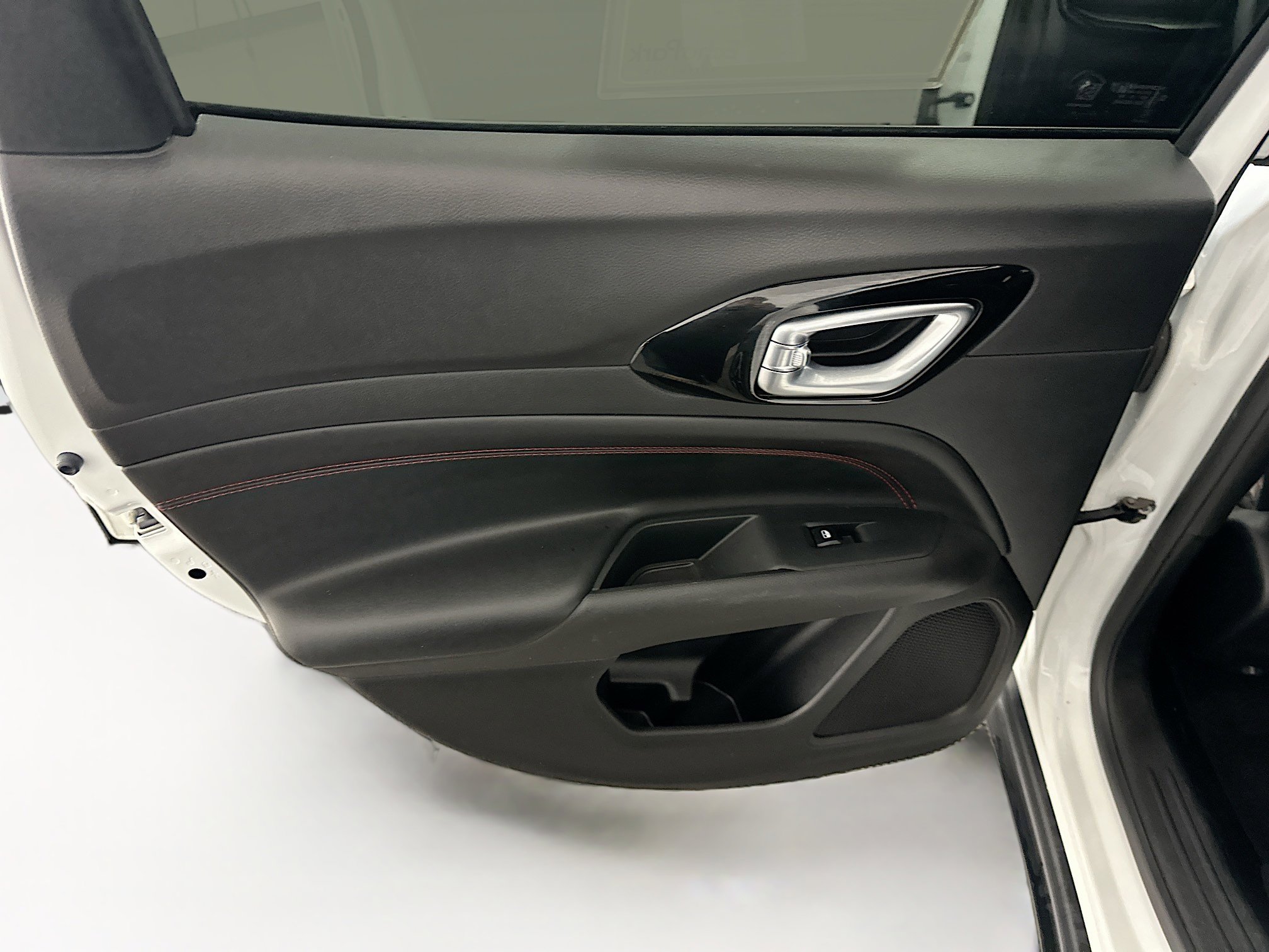 Used 2025 Jeep Compass Trailhawk AWD/4WD image 26