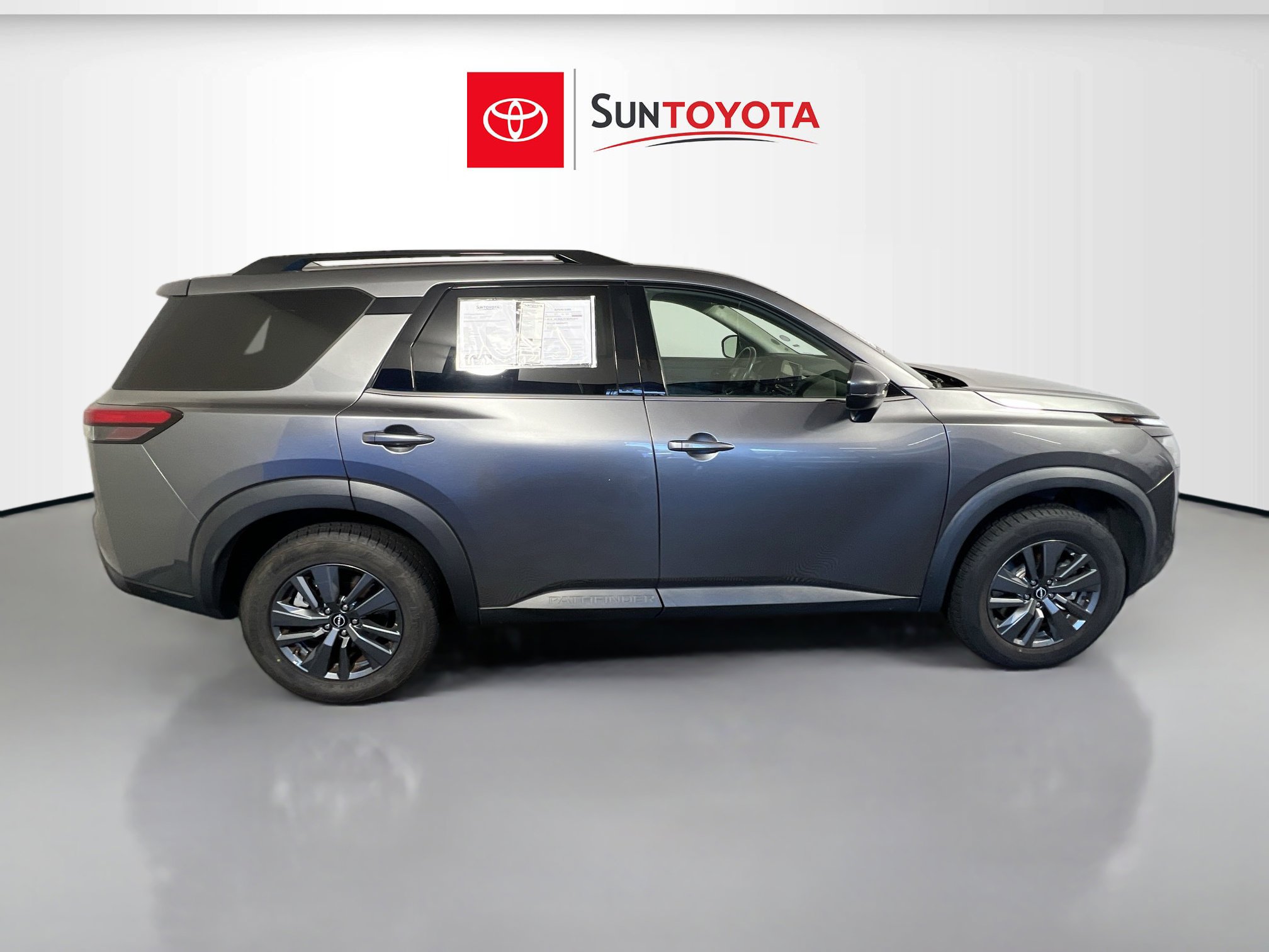 Used 2023 Nissan Pathfinder SV image 2