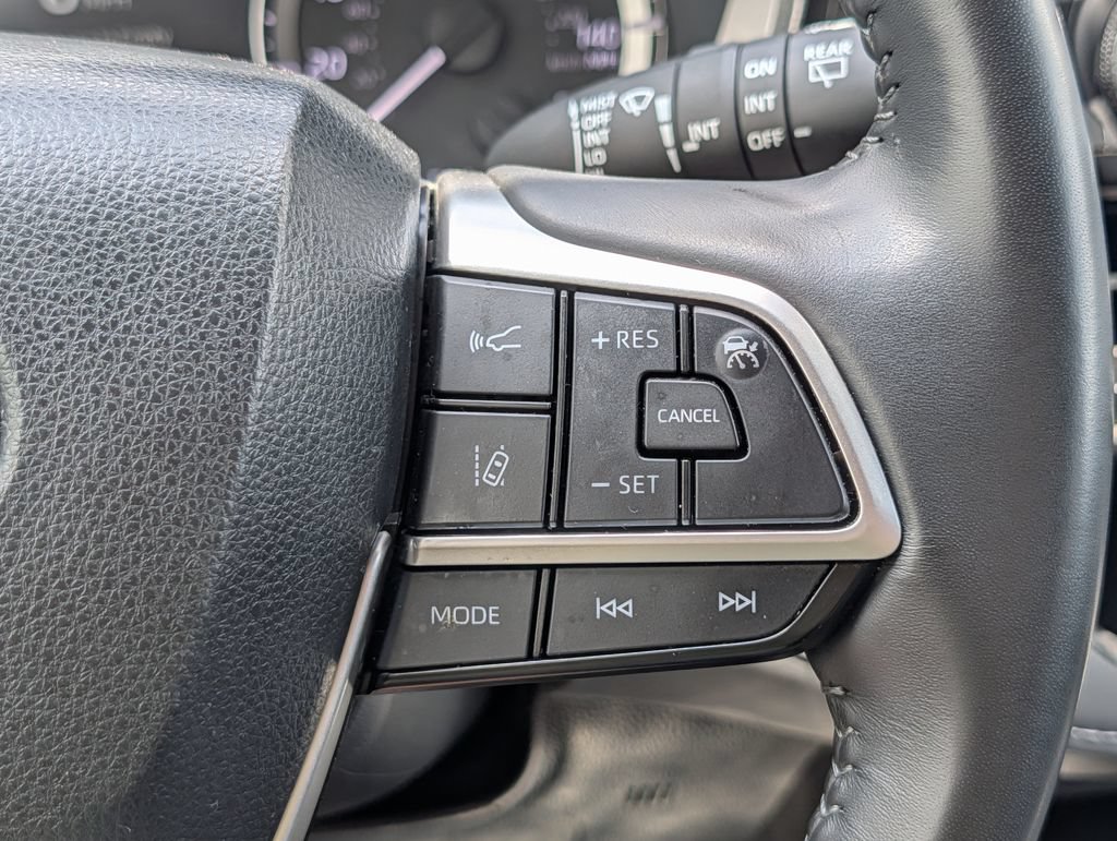 Used 2024 Toyota Highlander LE FWD image 21