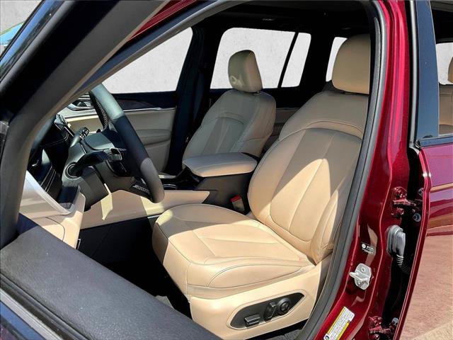 Used 2025 Jeep Grand Cherokee Limited w/ Black Appearance Package RWD image 9