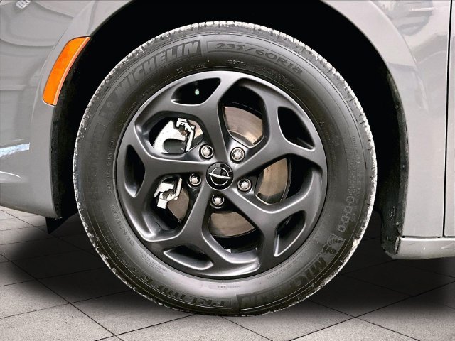 Used 2022 Chrysler Pacifica Touring-L w/ S Appearance Package FWD image 8