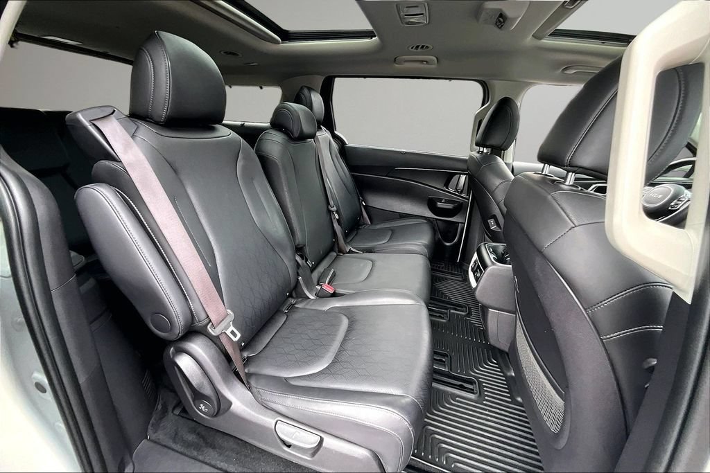 Used 2025 Kia Carnival SX w/ SX Dark Edition Package FWD image 25