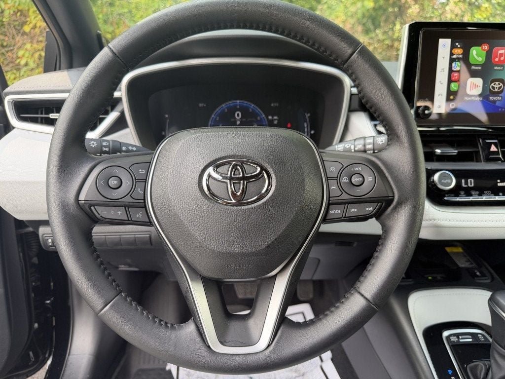 Used 2025 Toyota Corolla XSE FWD image 12