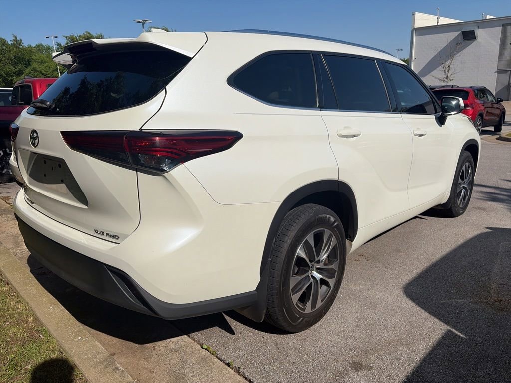 Used 2020 Toyota Highlander XLE AWD/4WD image 5