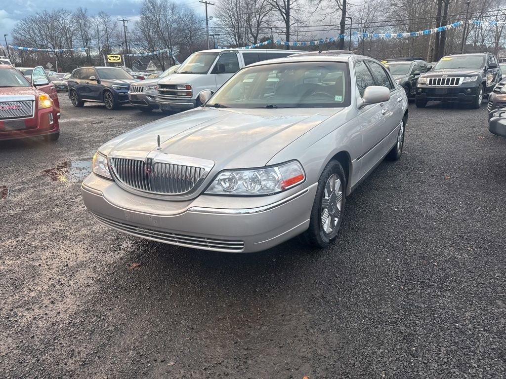 Used 2005 Lincoln Town Car Signature Limited image 2