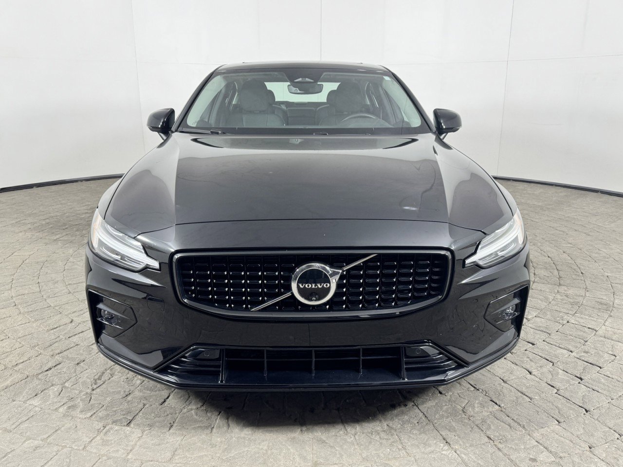 Used 2024 Volvo S60 B5 Plus image 2