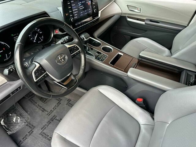 Used 2022 Toyota Sienna XLE image 10