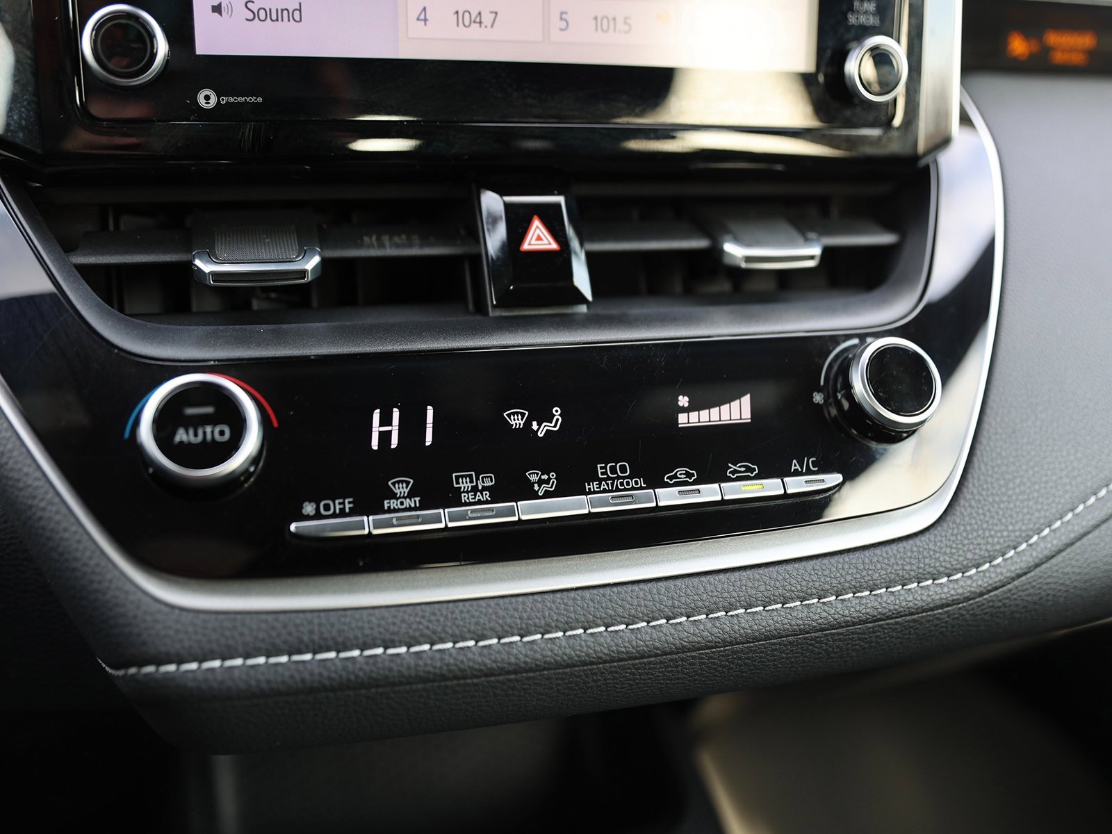 Used 2020 Toyota Corolla SE w/ SE Preferred Package image 24