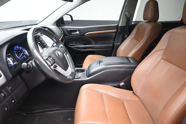 Used 2019 Toyota Highlander Limited FWD image 16