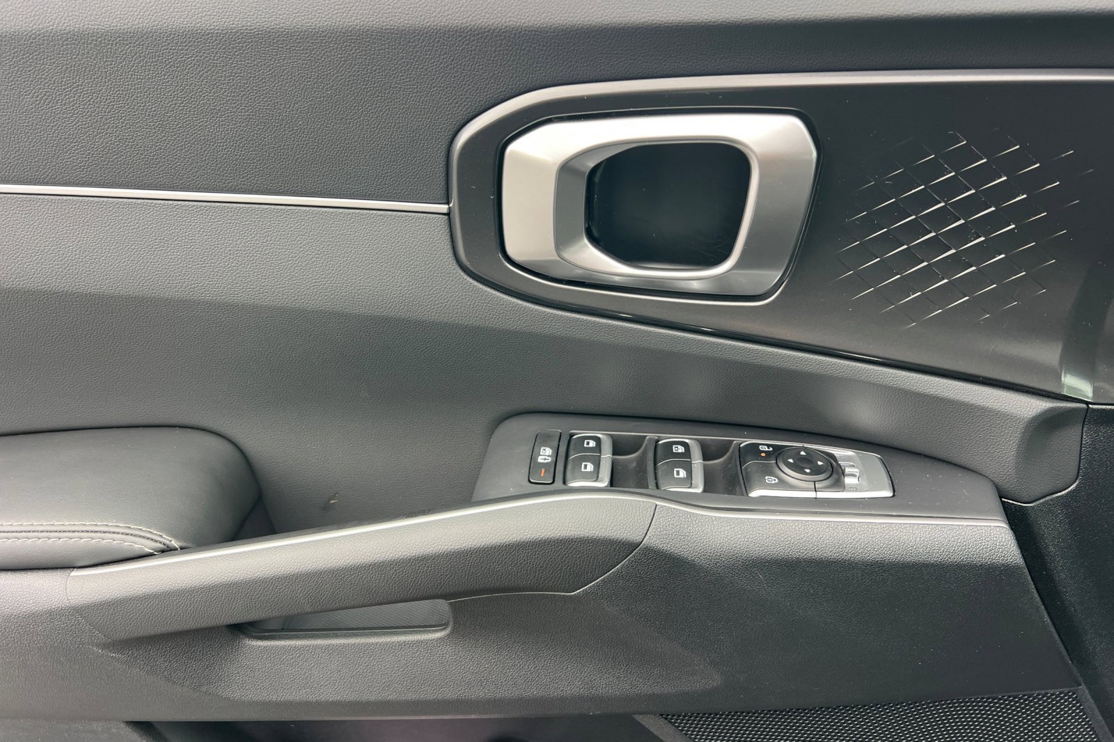 Certified 2025 Kia Sorento S image 12