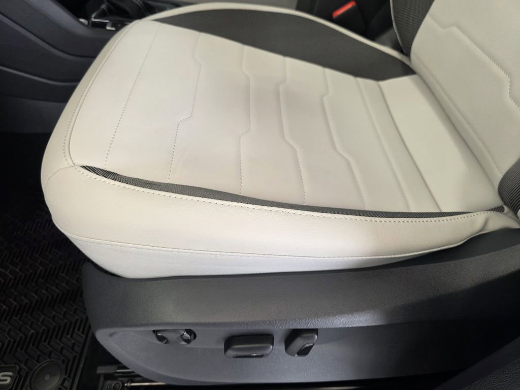 New 2026 Volkswagen Taos SE FWD image 21