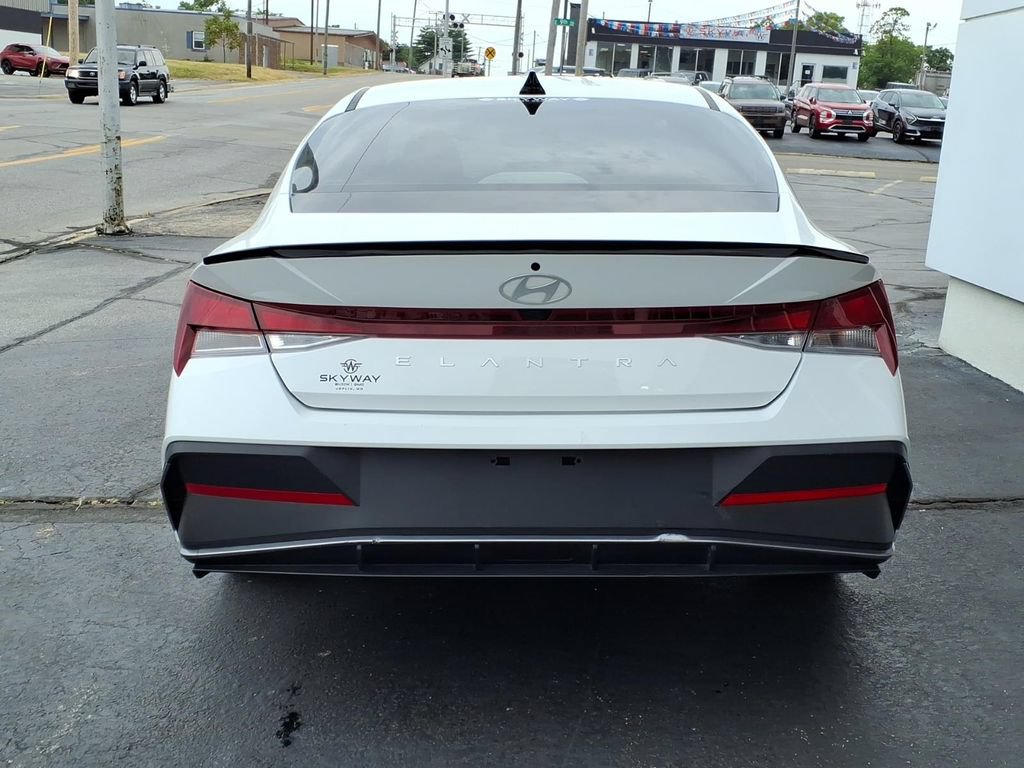 Used 2025 Hyundai Elantra Sport FWD image 5