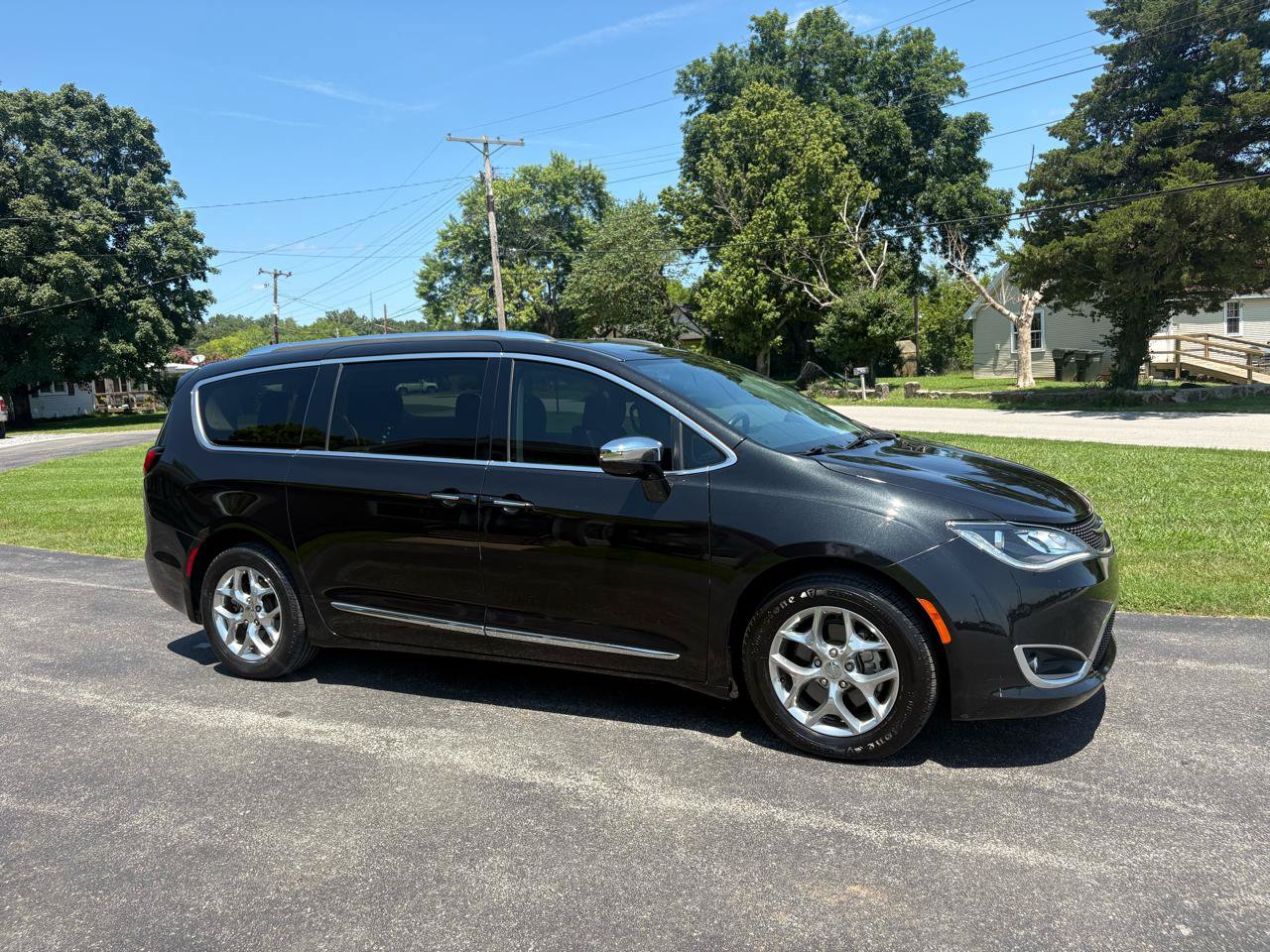 Used 2017 Chrysler Pacifica Limited w/ UConnect Theater Package FWD image 34