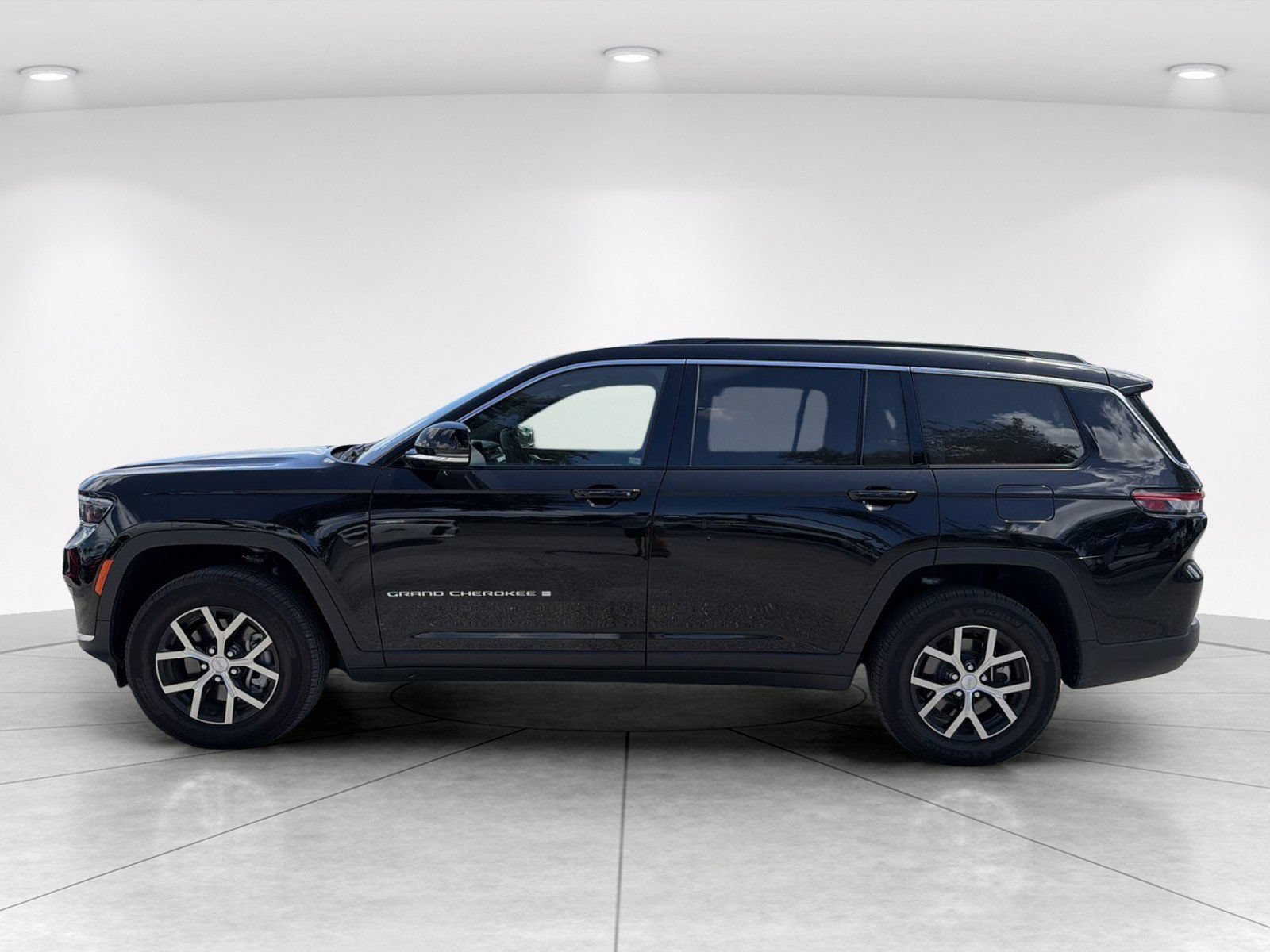 Used 2025 Jeep Grand Cherokee L Limited w/ Trailer Tow Package AWD/4WD image 7