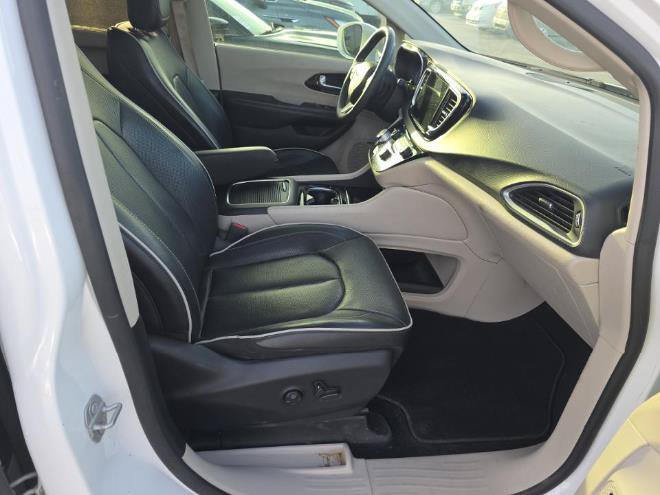 Used 2022 Chrysler Pacifica Limited AWD/4WD image 8