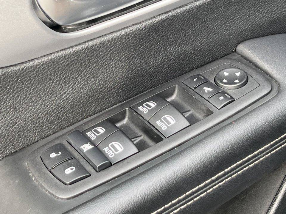 Used 2025 Chrysler Pacifica Limited FWD image 19