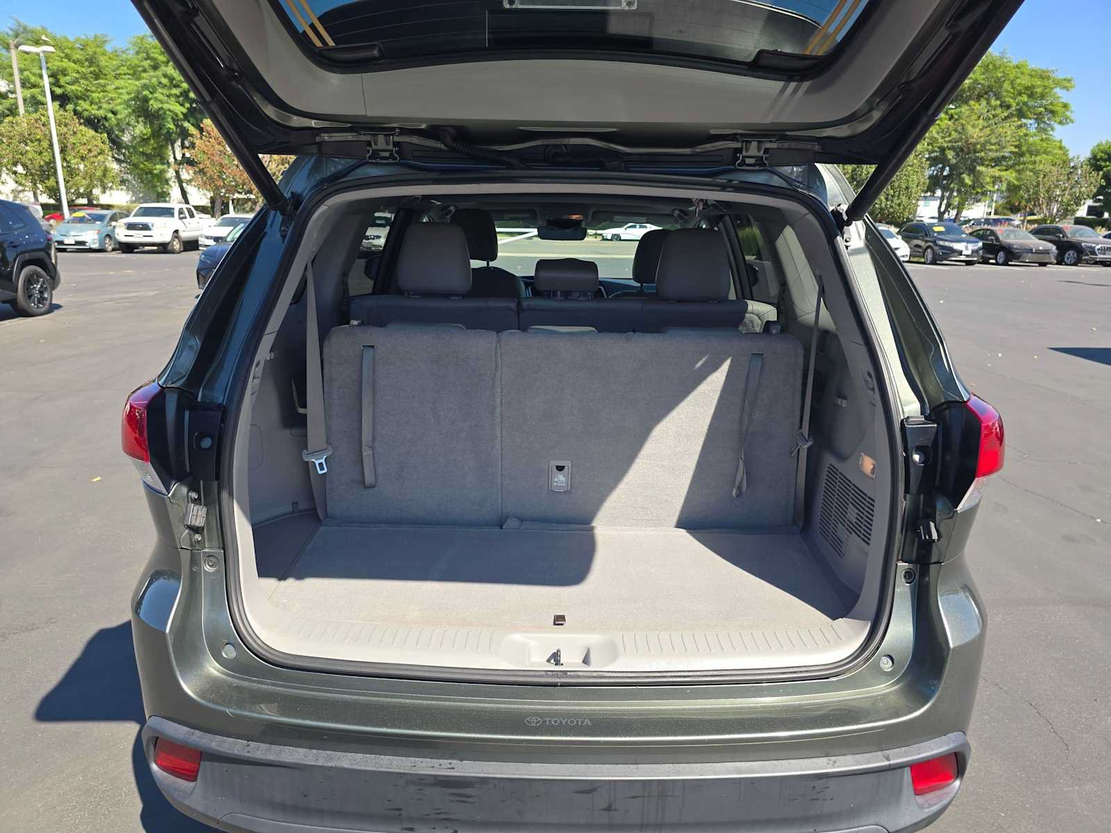 Certified 2019 Toyota Highlander XLE w/ Carpet Mat Package (TMS) AWD/4WD image 15