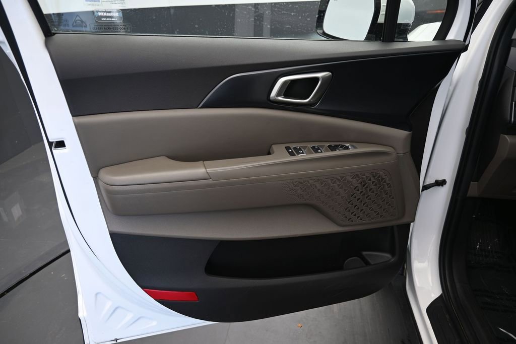 Used 2025 Kia Carnival FWD image 18