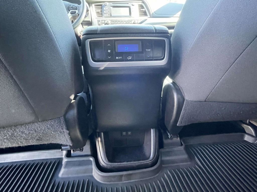 Used 2019 Toyota Highlander LE FWD image 12