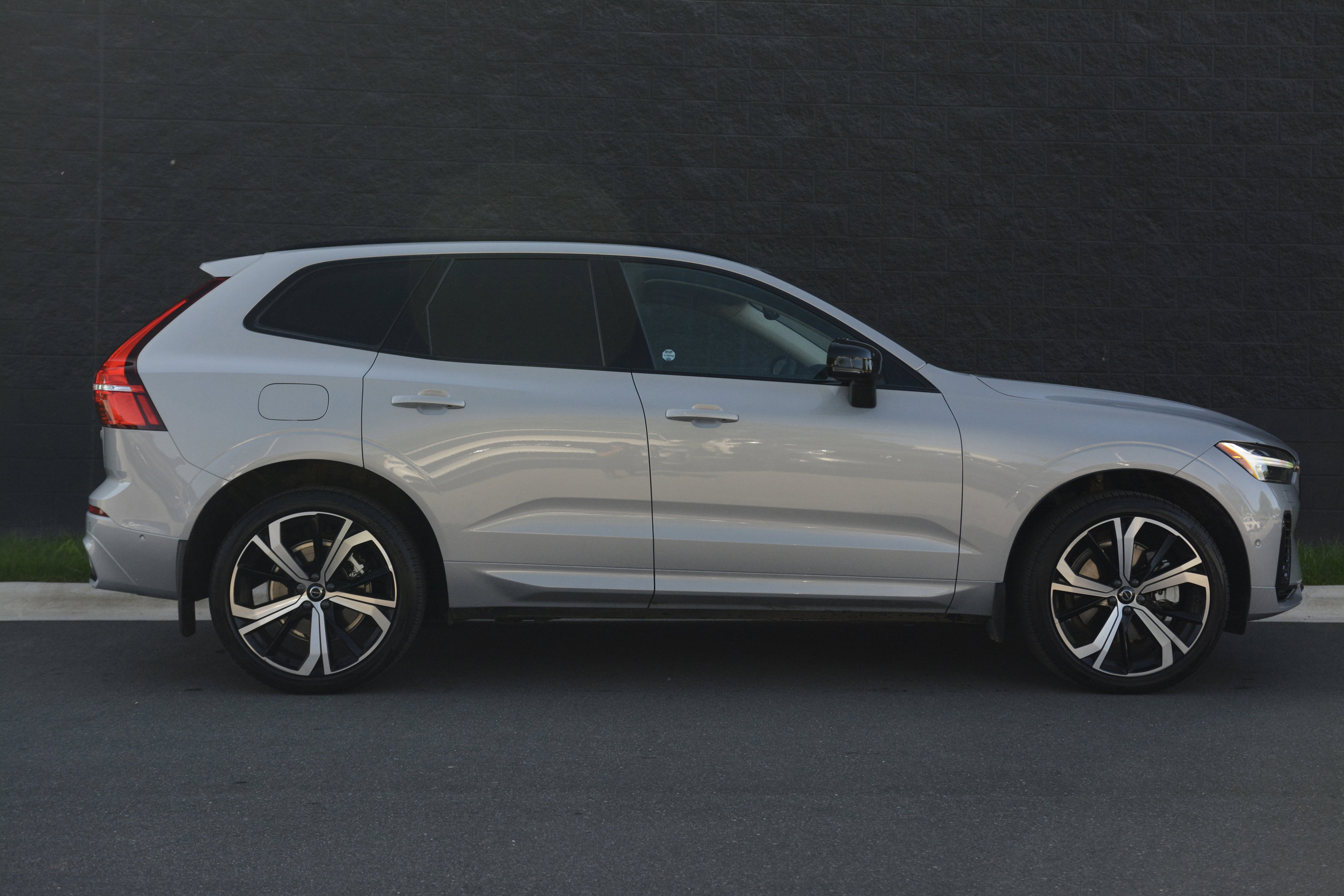 Used 2023 Volvo XC60 T8 Ultimate image 8