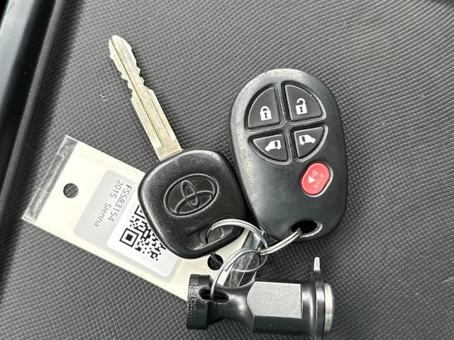 Used 2015 Toyota Sienna LE FWD image 31