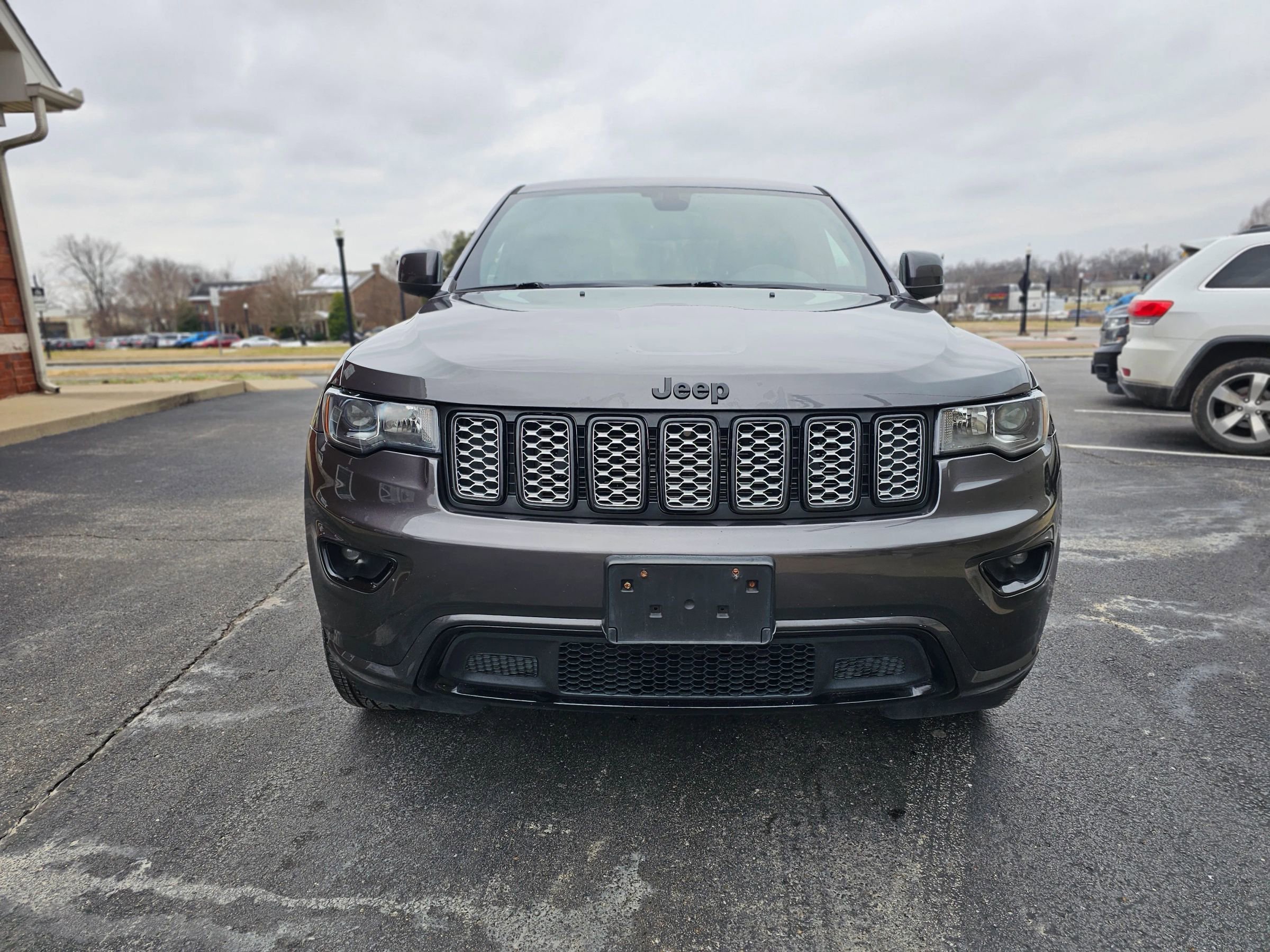 Used 2017 Jeep Grand Cherokee Altitude image 5