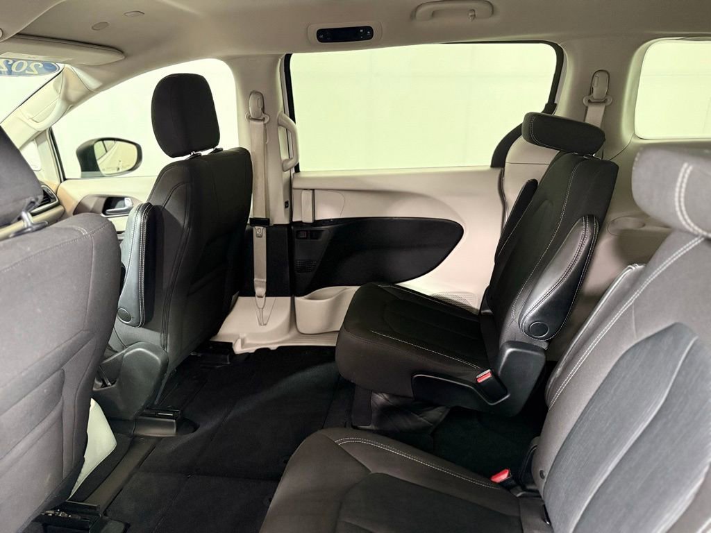 Used 2023 Chrysler Voyager LX image 22