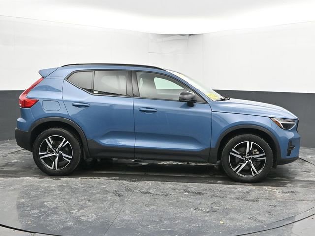 Used 2024 Volvo XC40 B5 Core image 11
