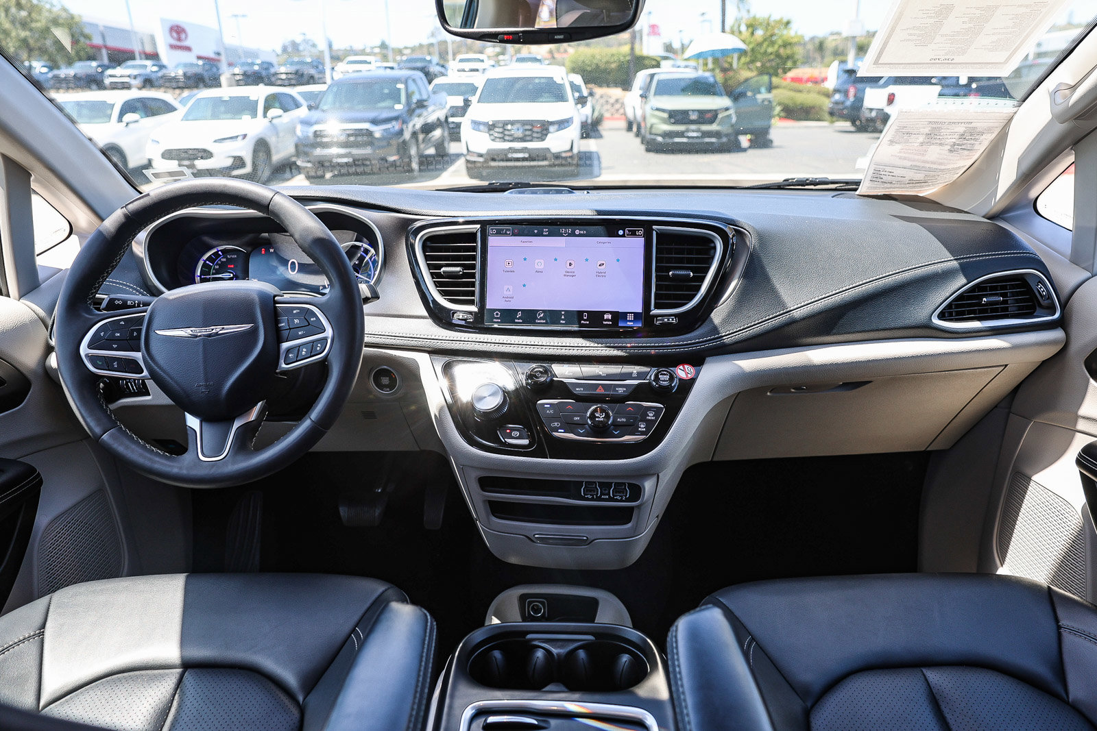 Used 2024 Chrysler Pacifica Select FWD image 2