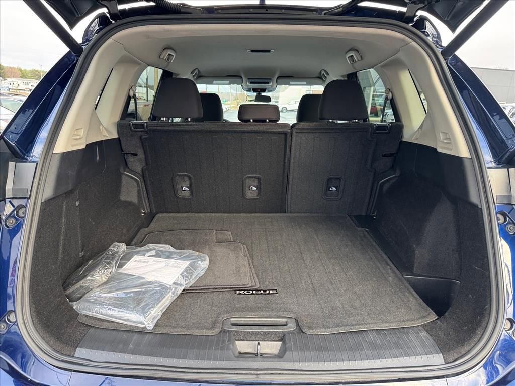 Certified 2025 Nissan Rogue SV image 10