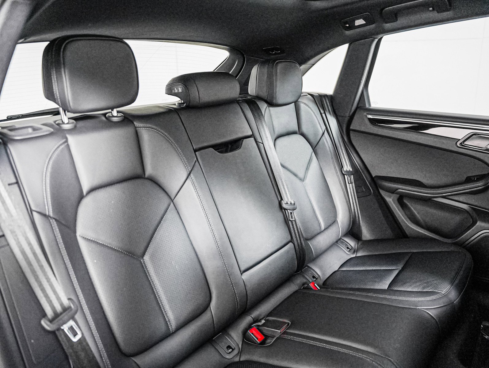 Certified 2026 Porsche Macan AWD/4WD image 6