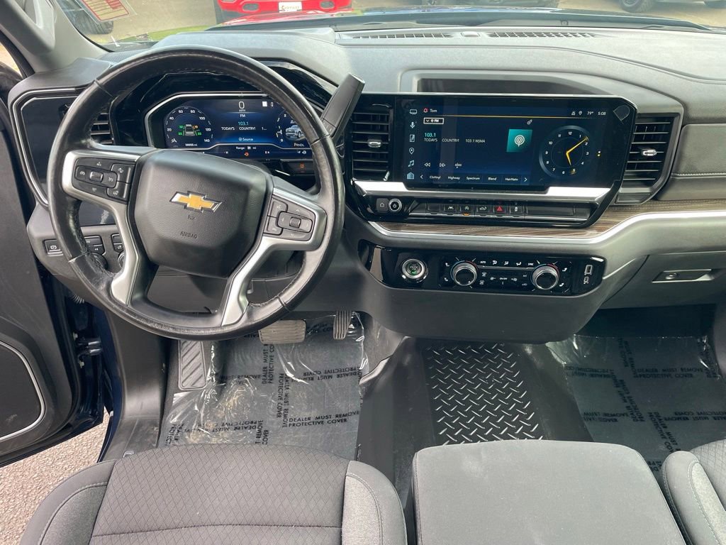 Used 2022 Chevrolet Silverado 1500 LT AWD/4WD image 4