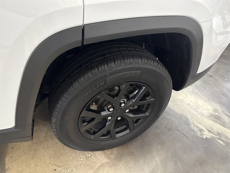 Used 2024 Jeep Grand Cherokee Altitude AWD/4WD image 11