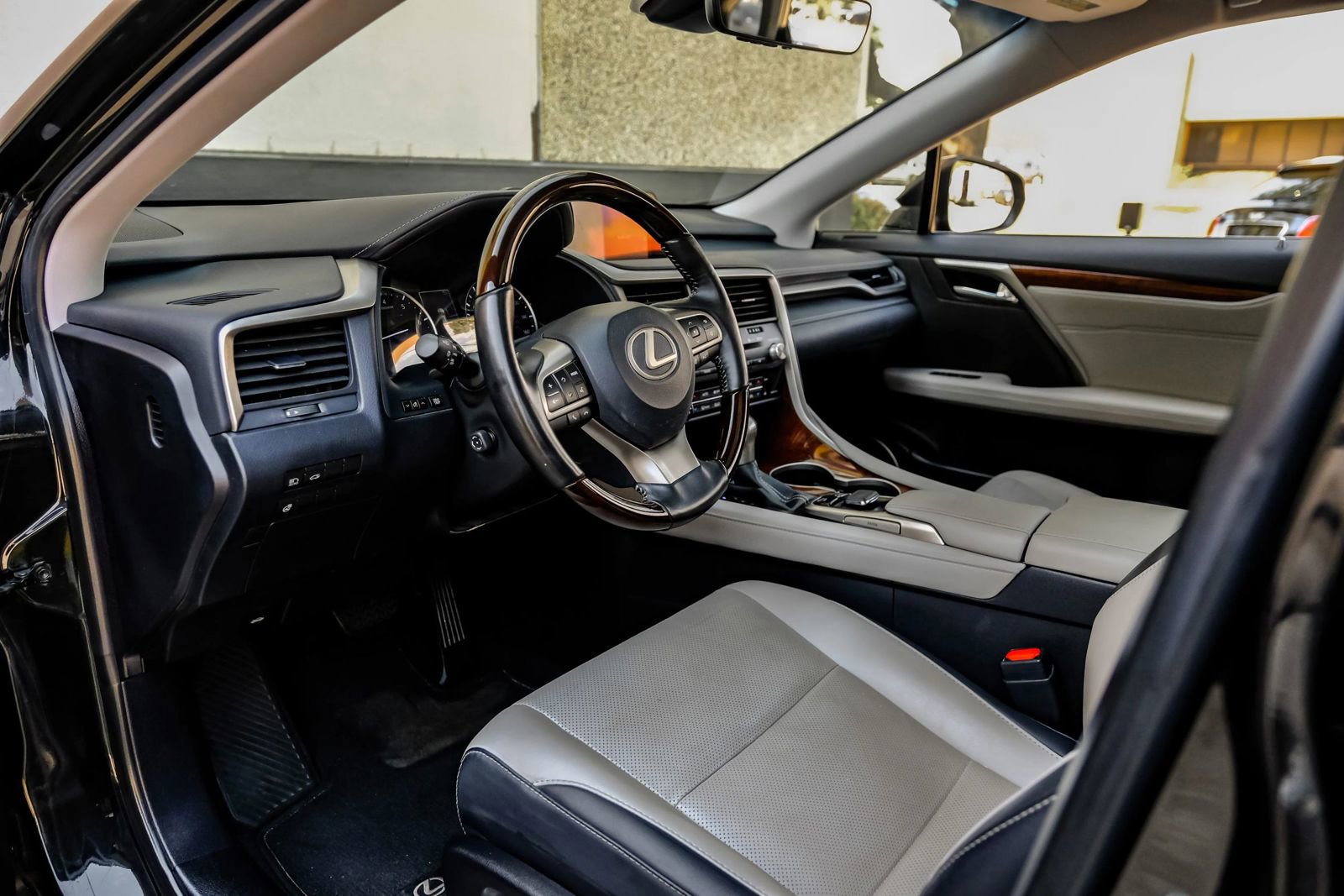 Used 2019 Lexus RX 350L FWD image 2