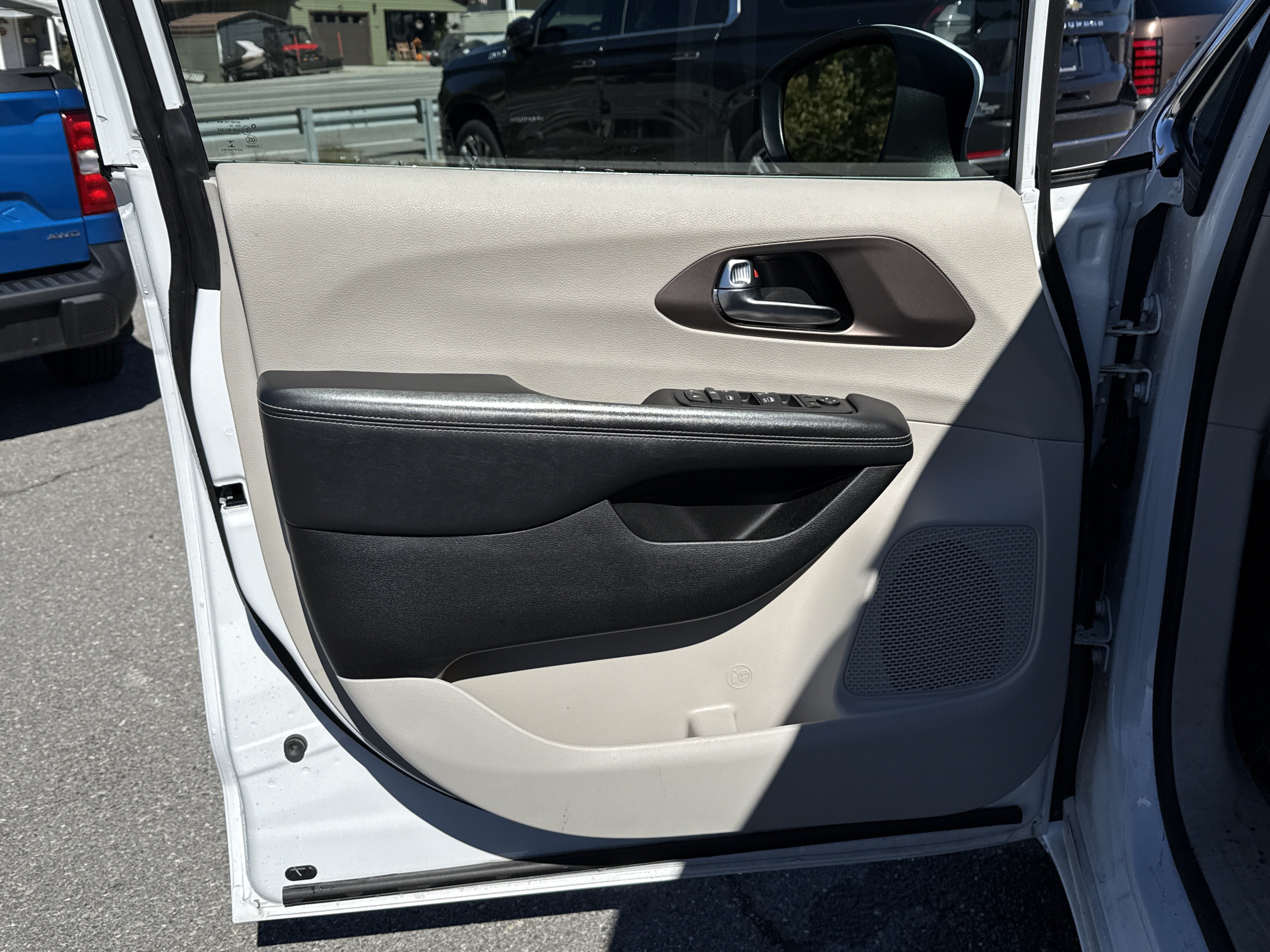 Used 2023 Chrysler Voyager LX FWD image 17