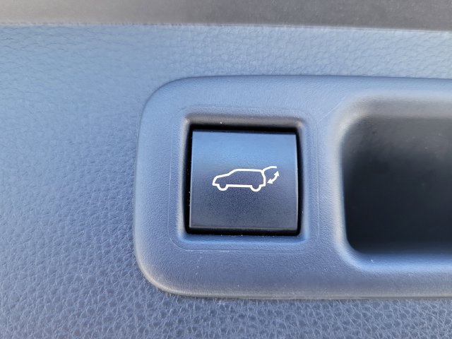 Used 2024 Toyota Highlander LE FWD image 8