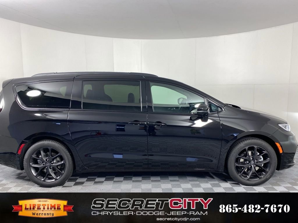 New 2026 Chrysler Pacifica Select w/ S Appearance Package image 8