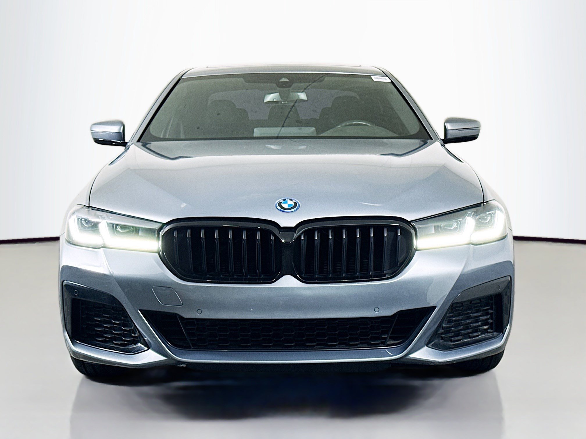 Used 2023 BMW 530e w/ M Sport Package RWD image 2