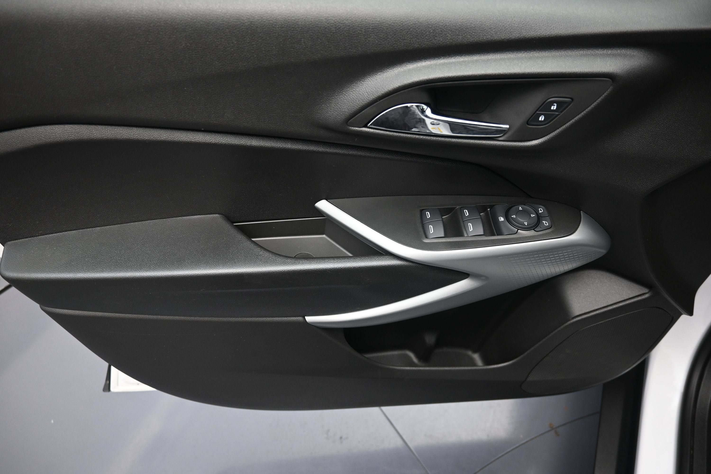 Used 2025 Chevrolet Trax RS w/ Sunroof Package FWD image 23