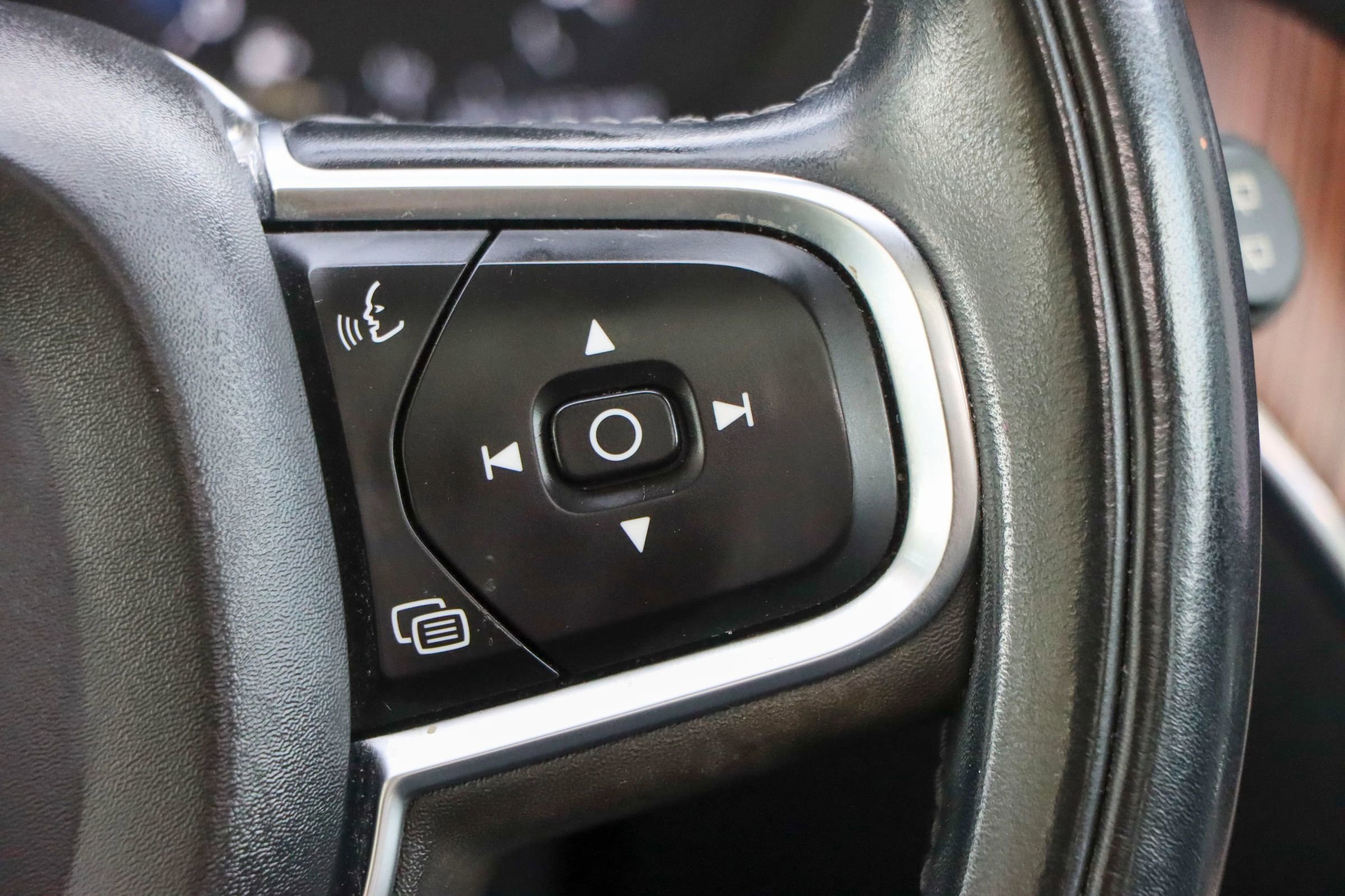 Used 2021 Volvo XC60 T6 Momentum w/ Premium Package AWD/4WD image 30