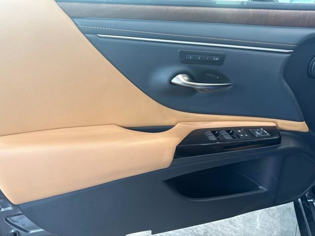 Used 2025 Lexus ES 300h w/ Technology Package image 64