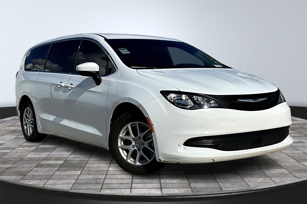 Certified 2023 Chrysler Voyager LX image 2