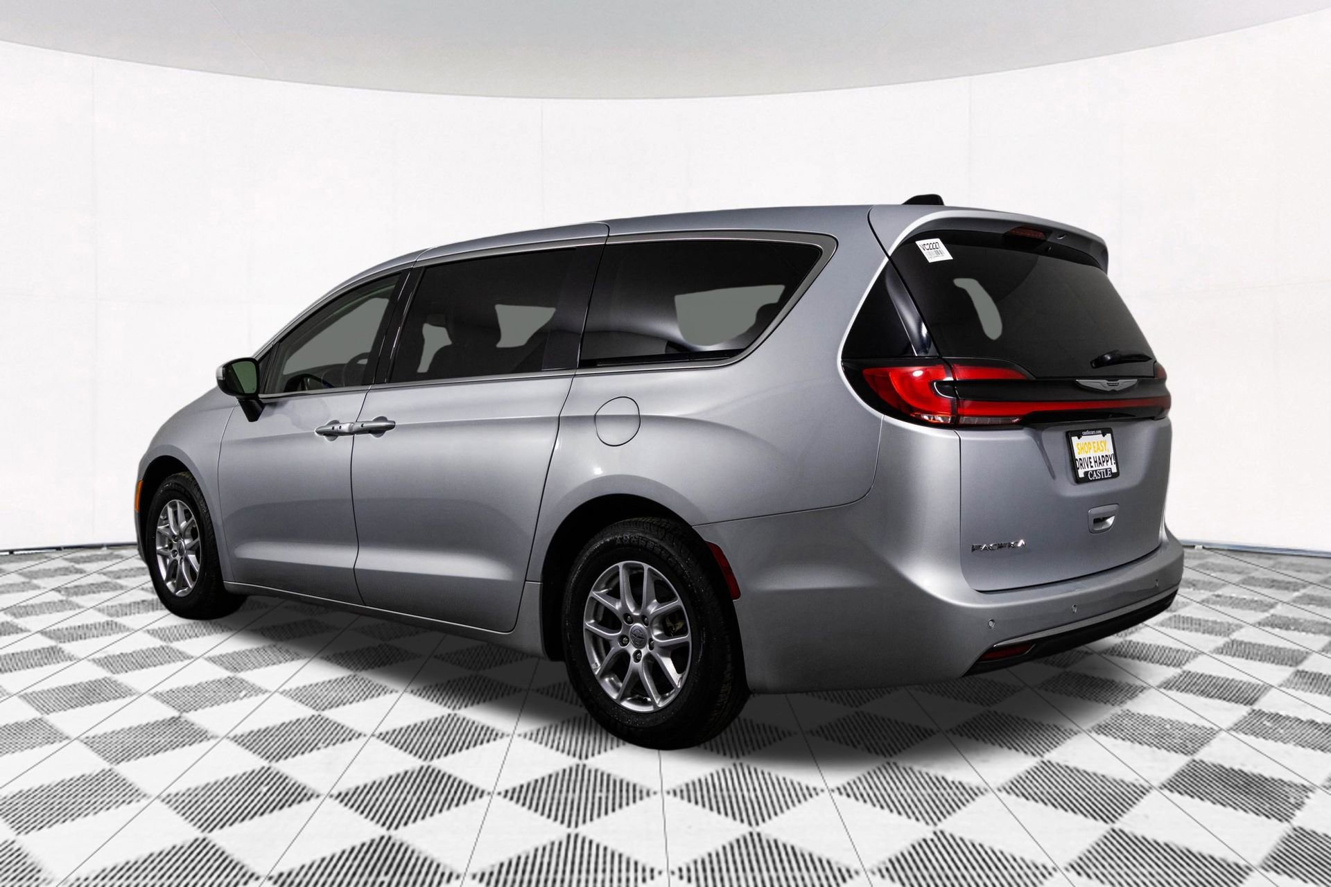 Used 2023 Chrysler Pacifica Touring-L image 13