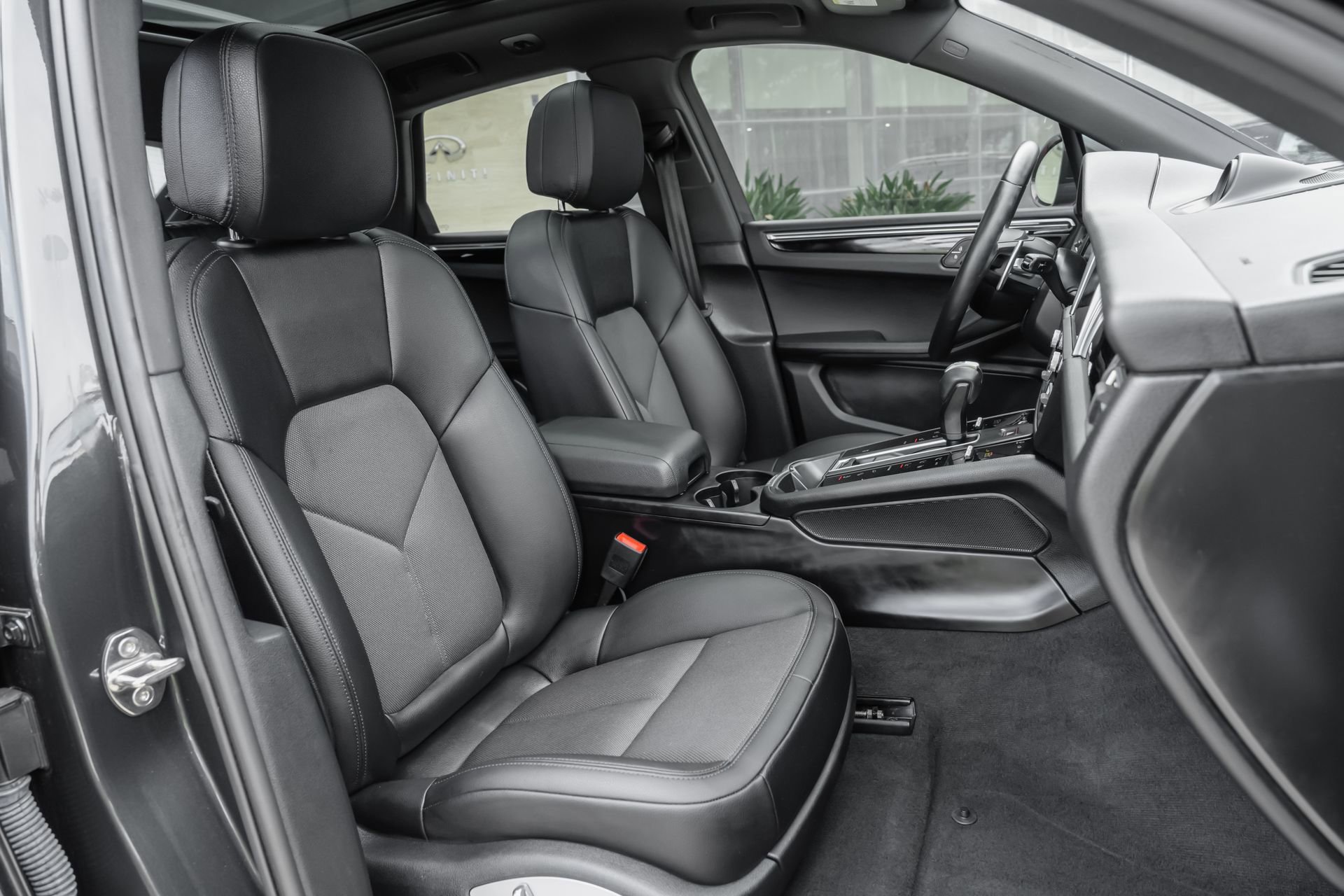 Used 2022 Porsche Macan image 40