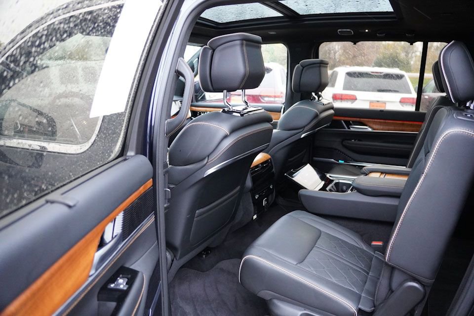 Used 2024 Jeep Grand Wagoneer Series III AWD/4WD image 17