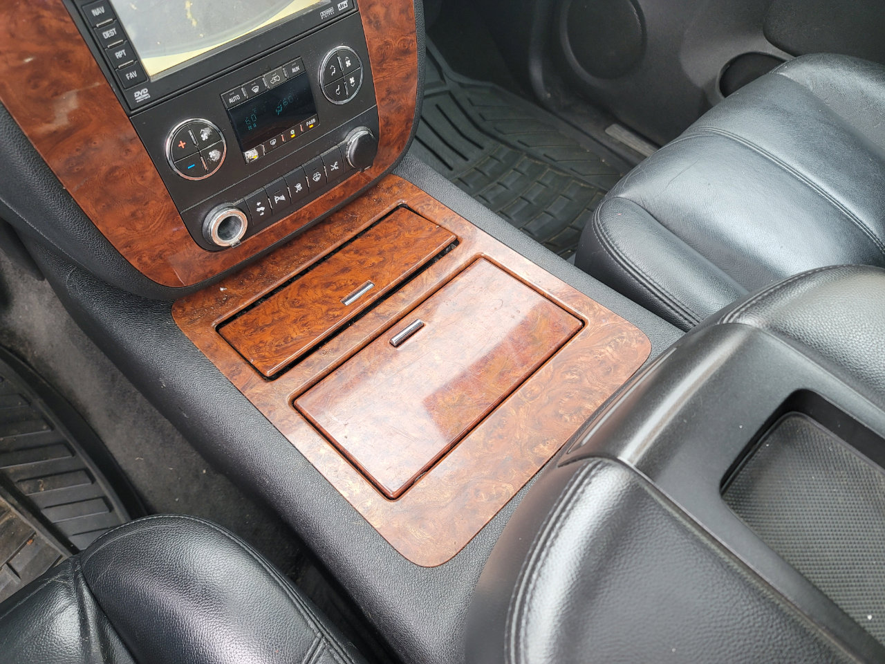 Used 2008 Chevrolet Suburban LTZ w/ LTZ Preferred Equipment Group image 21