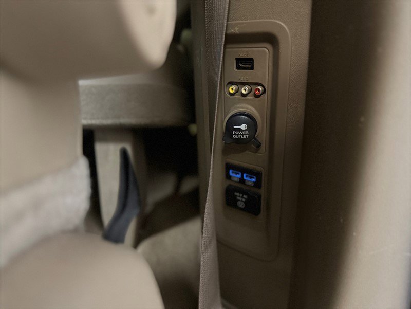 Used 2015 Chrysler Town & Country Touring-L w/ Driver Convenience Group image 19