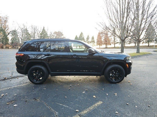 Used 2024 Jeep Grand Cherokee Altitude image 7